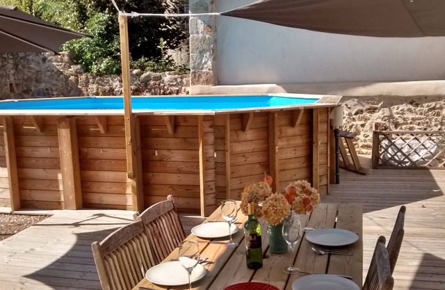Luxury Guardian's Cottage with private heated pool and river access, Chez Bigot