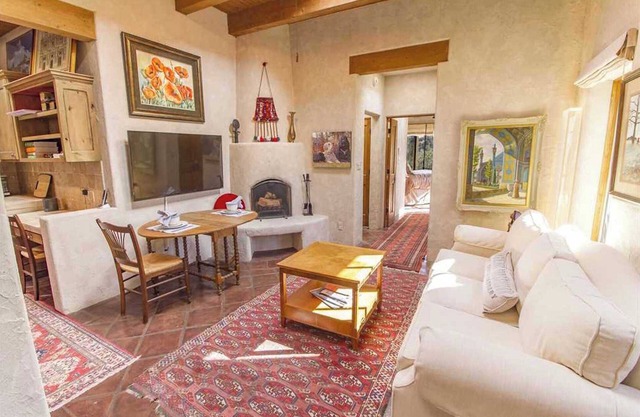 Luxury Guesthouse w Views, Private Sauna & Hot Tub- 30 day minimum.