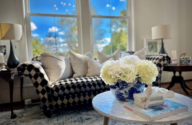 Luxury Historic 4-bedroom Manor on 17 acres + AC, Wifi, KING bed, A+ location