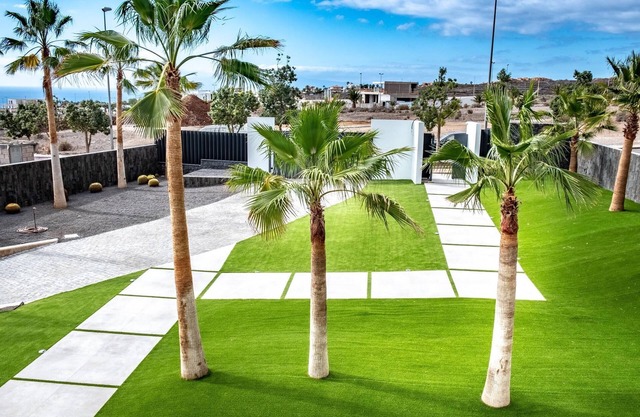 Luxury Holiday Home with infinity pool and views