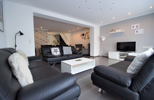 Luxury Home 12 beds A3 connection 8 minutes to Cologne fair, city center, 200sqm
