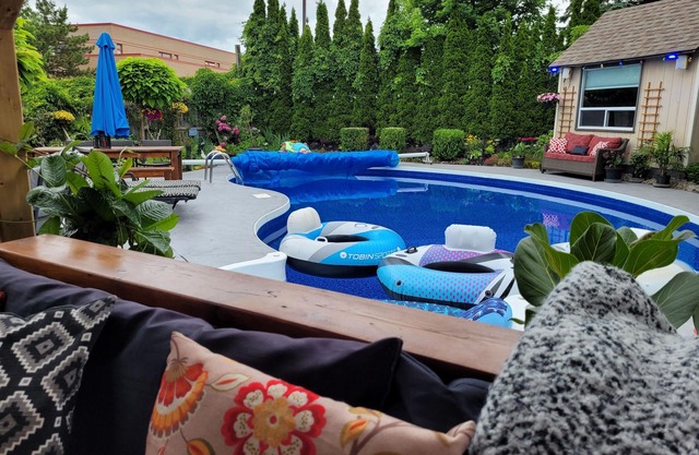 Luxury home backyard paradise, salt water pool heated May to Oct. . 3bdrm 2 bath