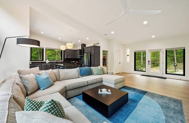 Luxury Home: Hot tub, EV charger, Firepit, 5 min to Morris Estate or Downtown!