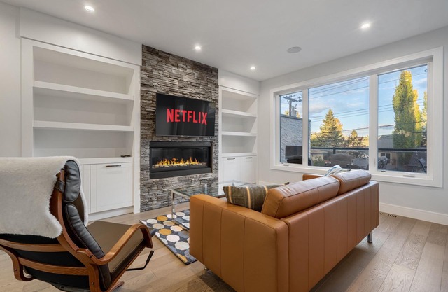 Luxury Home in Quiet Neighborhood near Downtown with Fast Wi-F & 3 Workspaces