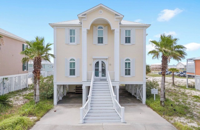 Luxury home near beach! Whispering Palms Beach House