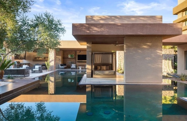 Luxury home, pool & spa in a gated community!