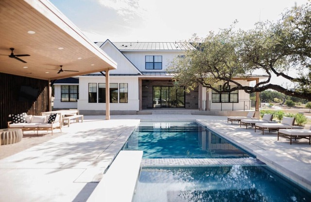 Luxury Home Sleeps 20 Pool & Outdoor Entertainment
