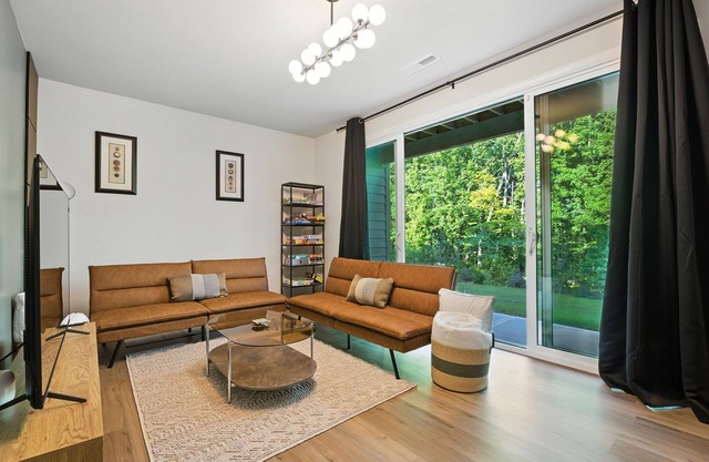 Luxury Home - Sleeps 12 - Lenovo Center, RDU, Downtown, UNC Rex