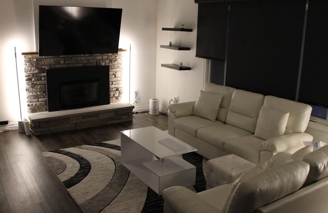 Luxury home w/gym, theatre, Xbox, 75in 4k TV, EV charger, Alexa and more