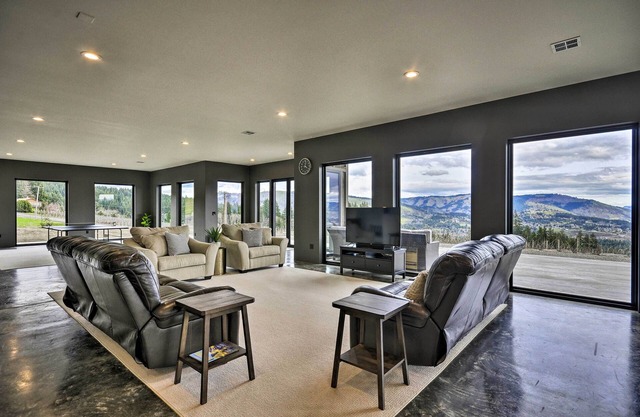 Luxury Home w/Views - 5 Min to Columbia River