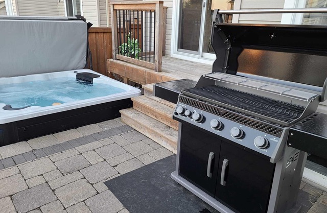 Luxury Home with Heated Pool, Hot Tub, BBQ & Beach - Living the Dream !