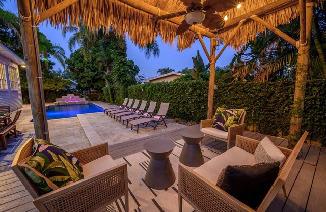 Luxury Home with Pool and Hot Tub + Minutes to Indian Rocks Beach + Sleeps 20!