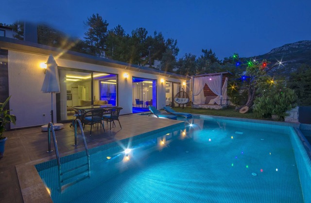 Luxury Honeymoon Villa, Secluded Infinity Pool & Heated Indoor Pool