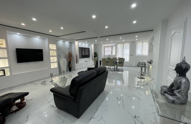 LUXURY HOUSE
