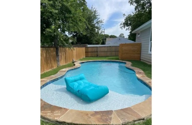 Luxury House | Fire Pit | Pool & Oasis Backyard!