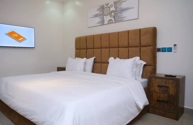 Luxury House - Sleeps 8 & Free Parking