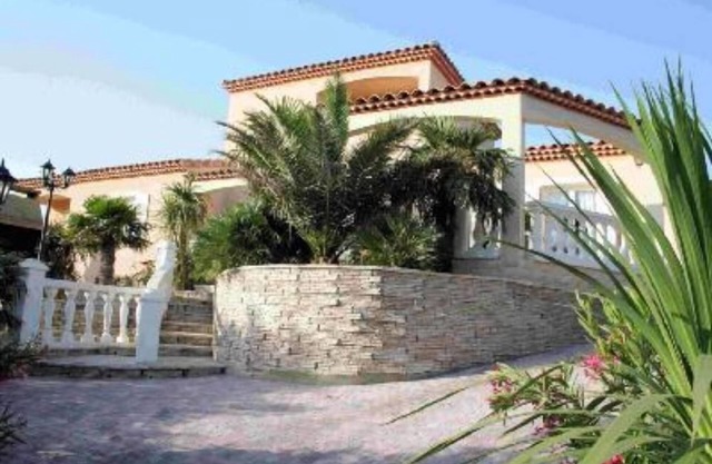 Luxury house with garden and swimming pool quiet place next to golf course and near to everything