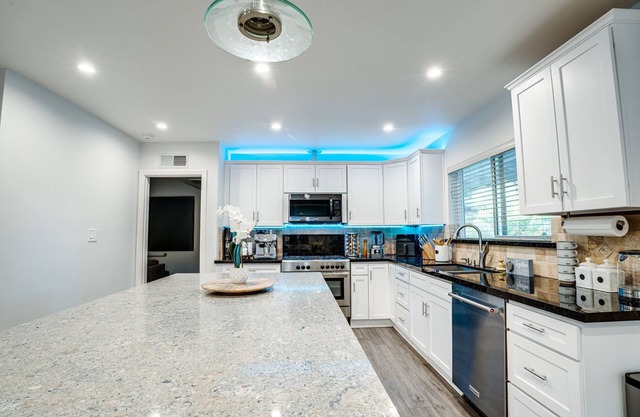 Luxury house with pool & gym