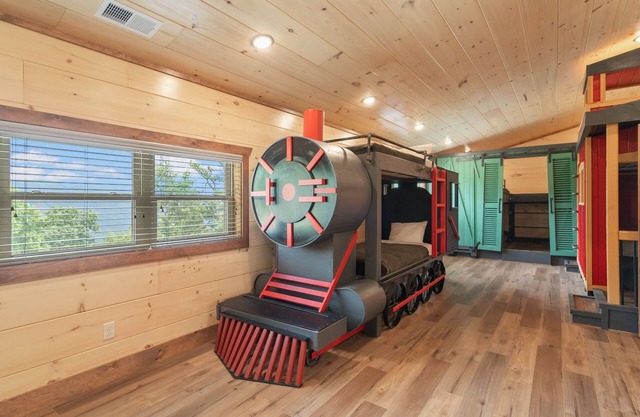 Luxury Indoor Pool/Theater/Game Room/Dog Friendly-Sleeps 20