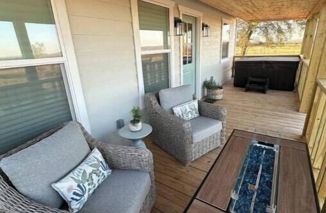 Luxury King Suite with private hot tub and firepit in the heart of wine country