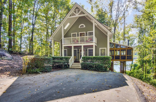 Luxury Lake Cabin - Large Outdoor Living Area, Hot Tub, Pool Table