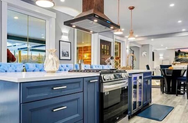 Luxury Lake Chalet Beach, Hot Tub & Firepit