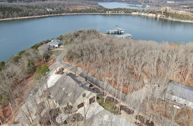 Luxury Lake Loft, 2 bedrooms for up to 9 near all the Branson entertainment.