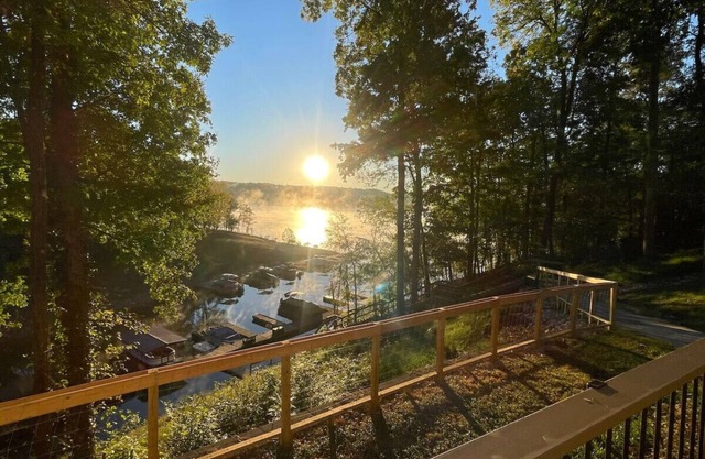 Luxury lake nest, private docks, hot tub, game and kid room, year round Lakeview