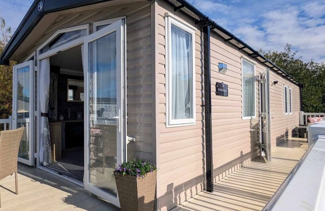 luxury lake view 8 berth caravan at tattershall lakes pet friendly + hot tub