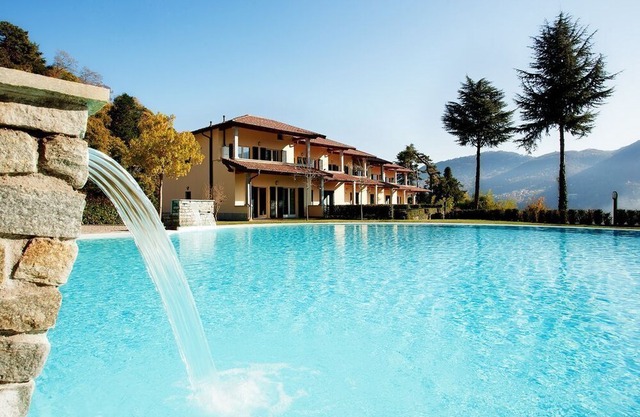 Luxury Lake View Residence -11 Apartments with Pool, BBQ & Jacuzzi