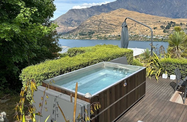 Luxury Lake View Retreat with Hot Tub