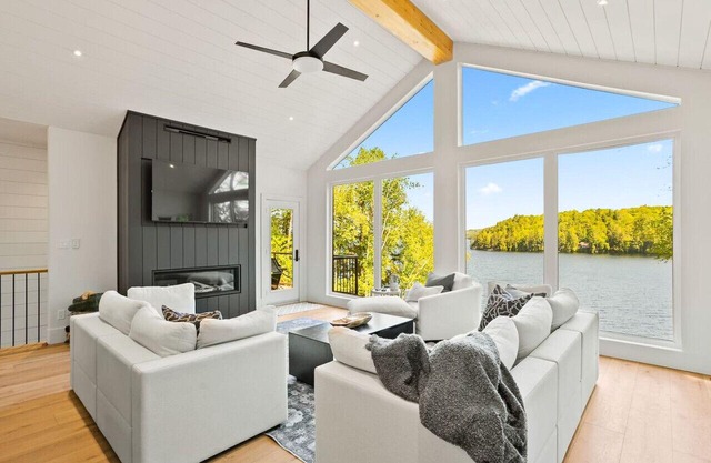 Luxury Lakefront Getaway w/Kayaks & EV Charger
