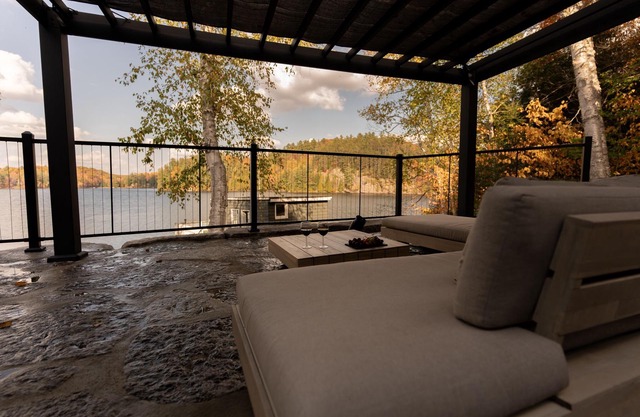 Luxury Lakefront 4200sqft Oasis ★ HotTub, BBQ