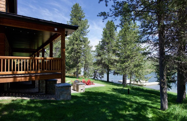 Luxury Lakefront Lodge at Henry's Lake near Yellowstone NP West Entrance