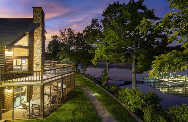 Luxury Lakefront Resort Chalet 3~2 Pools~FREE Amenities~Dock~MiniGolf~Waterslide