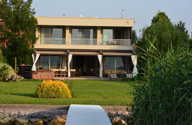 Luxury Lakefront Villa with Private Pier & Jacuzzi. Private Beach!