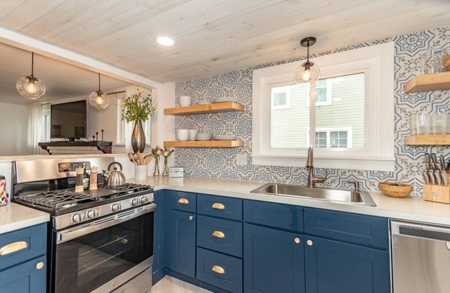 Luxury Lakeside Cottage- Girls Getaway - 5 mi to GOTL w/Backyard & Fire pit
