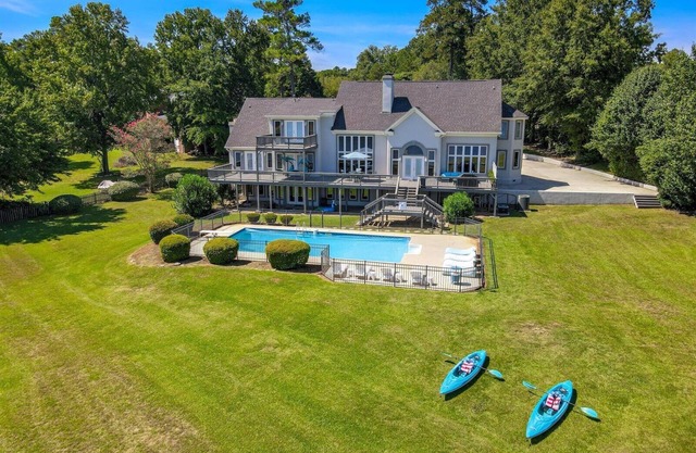 LUXURY LAKESIDE ESCAPE: POOL, KAYAKS, BILLIARD & MORE - MASTERS GOLF RETREAT