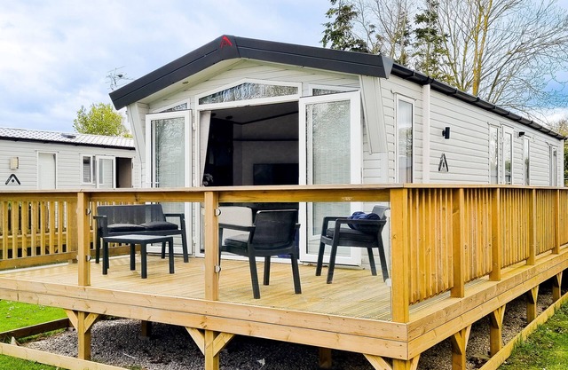 Luxury Lakeside Lodge - Fishing Lake - Pet Friendly - 5 Miles From Flamingo Land