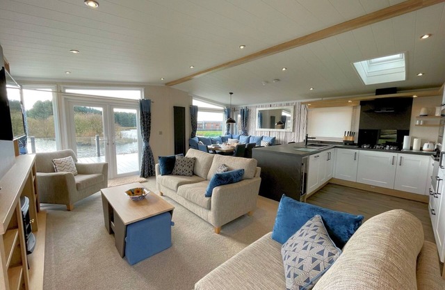 Luxury Lakeside Lodge with HTub Beautiful Views Pass the Keys