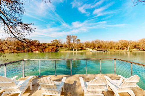 Luxury Lakeside Stunner