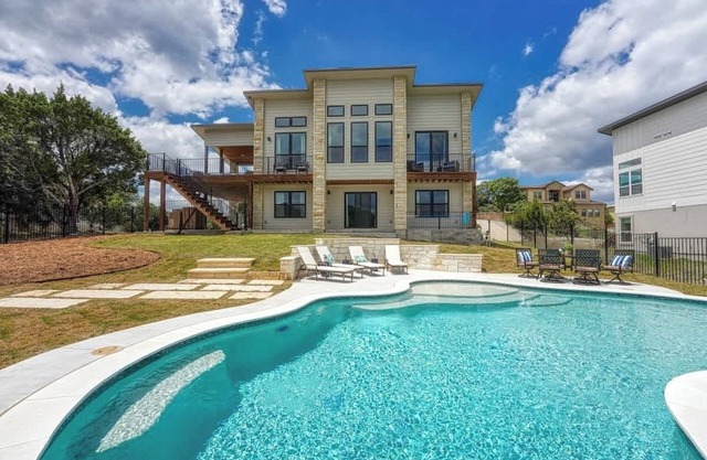 Luxury Lakeview Home w/Pool,Beach,Boat,&Gym Access