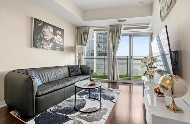 Luxury lakeview near Scotiabank Arena with free parking