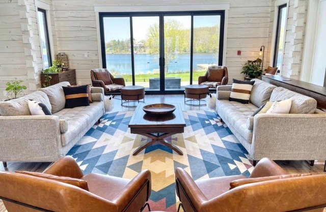 Luxury Lilac Lakehouse: 4 Suites
