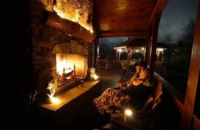 LUXURY LODGE 375 FT ON TOCCOA RIVER! Hot Tub, Pool Table, Theatre Room, Firepits