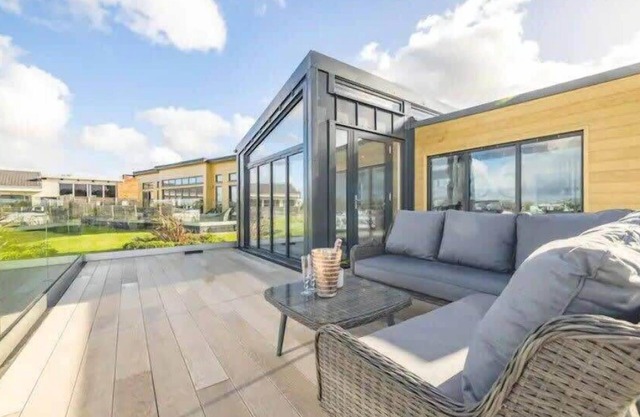 LUXURY LODGE ❤ HOT TUB & STUNNING MARINA VIEWS ❤
