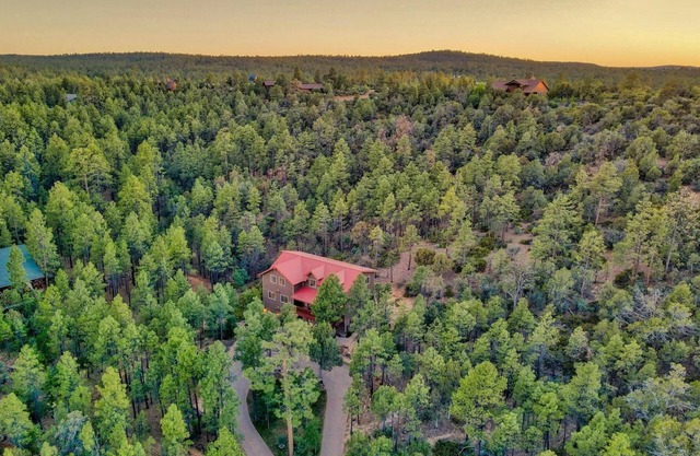 🏆 LUXURY LODGE - SLEEPS 22 - 5,000 SQ FT - 6BD 4BA - GAME THEATER - 1.5 ACRES