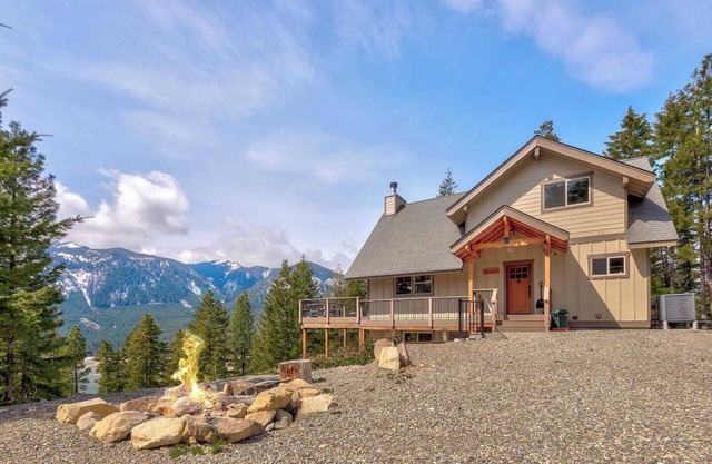 Luxury Lodge w/Mountain Views, Deck, Fire Pits, Trails, EV Charger, Foose Ball