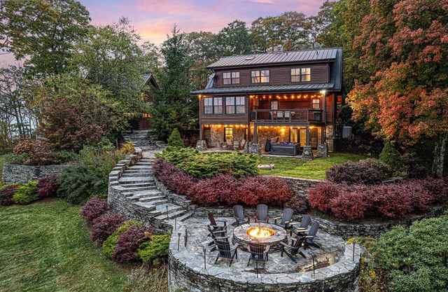Luxury Lodge w/Unmatched Long Range Views, Hot Tub, Game Rm, Fire Pit