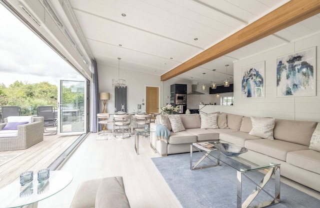 Luxury Lodge with Hot Tub in Windsor Marina